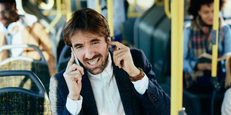 falando celular onibus