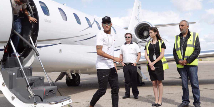 neymar saindo jatinho rico futebol jogador