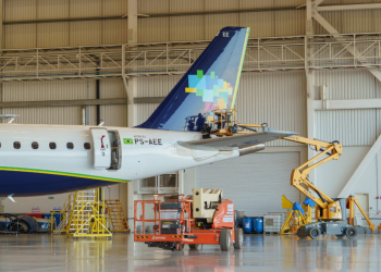azul hangar reforma anuncio avião