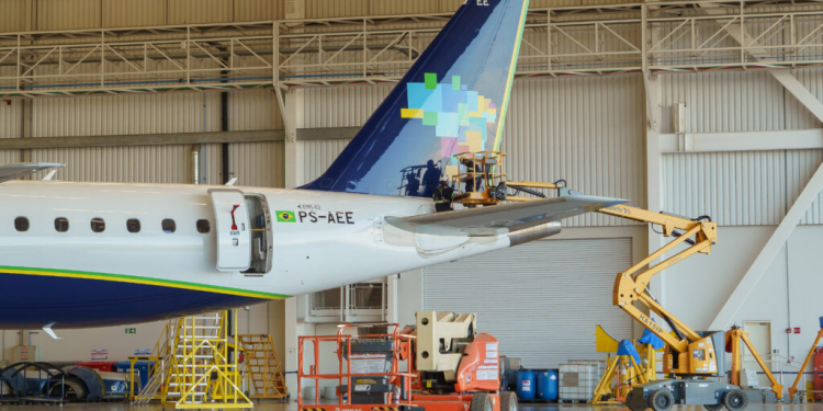 azul hangar reforma anuncio avião