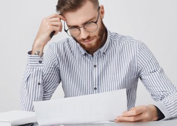 pessoa preocupada com contas