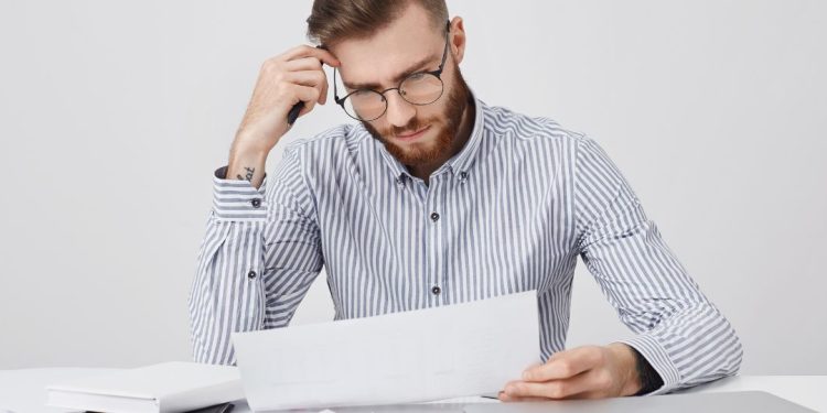 pessoa preocupada com contas