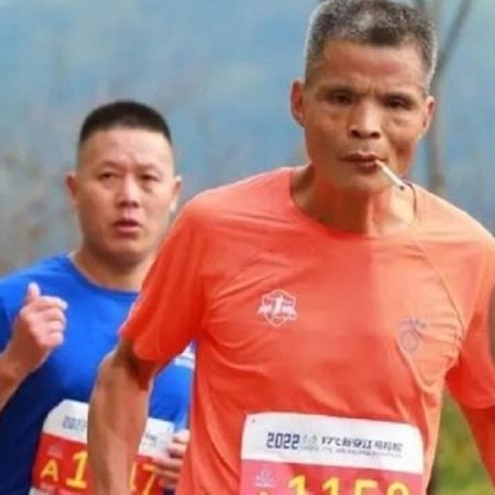 chinês correndo maratona e fumando