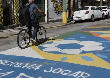 Rio de Janeiro (RJ), 23/07/2023 - Trechos da Rua Pereira Nunes, em Vila Isabel, pintados para a Copa do Mundo de futebol feminino