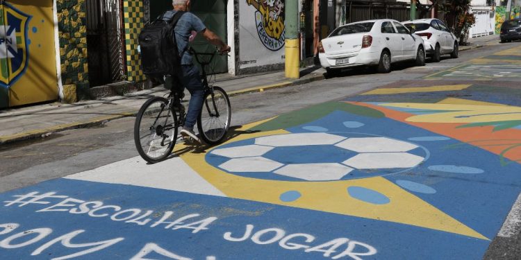 Rio de Janeiro (RJ), 23/07/2023 - Trechos da Rua Pereira Nunes, em Vila Isabel, pintados para a Copa do Mundo de futebol feminino
