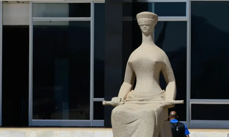 estátua da justiça planalto brasil