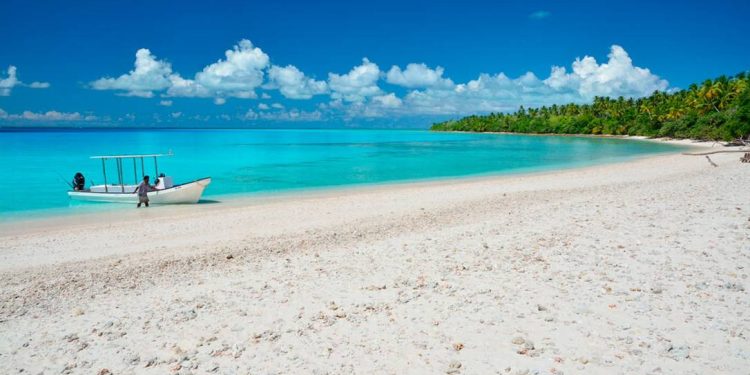 Barco na ilha de Kiritimati (Foto: Kiribati National Tourism Office / Divulgação)