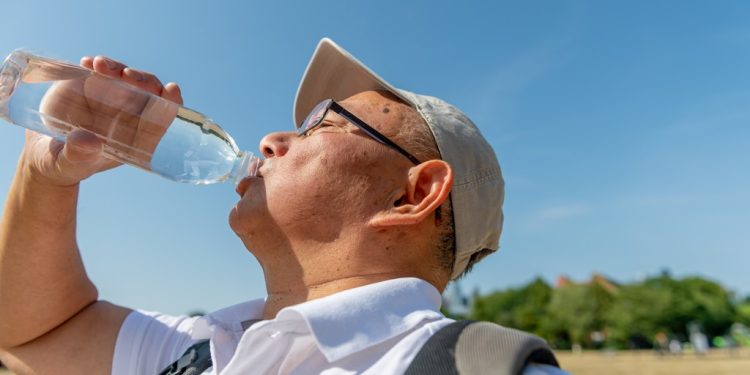 homem bebendo agua calor