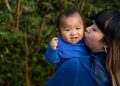 mãe com bebê asiático