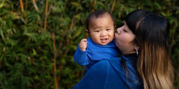 mãe com bebê asiático