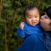mãe com bebê asiático
