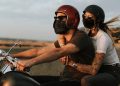 moto com duas pessoas