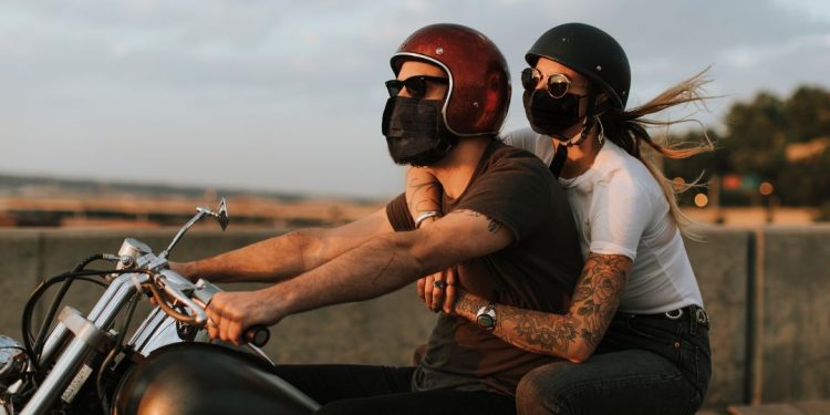 moto com duas pessoas