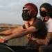 moto com duas pessoas