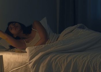 mulher acordando no meio da noite