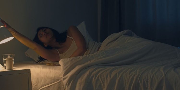mulher acordando no meio da noite