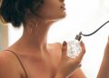 mulher passando perfume