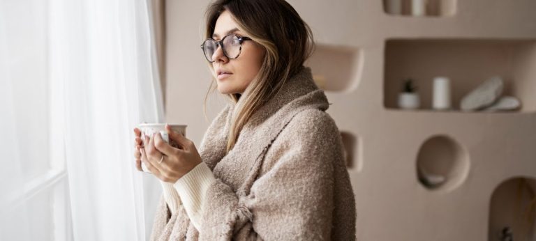 pessoa em casa frio