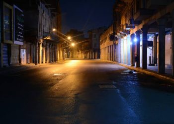 rua vazia a noite