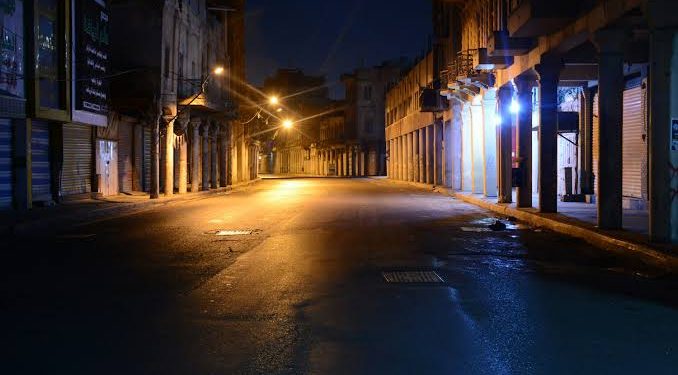 rua vazia a noite