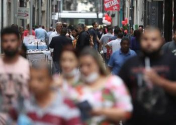 pessoas na rua andando cidade brasil pais