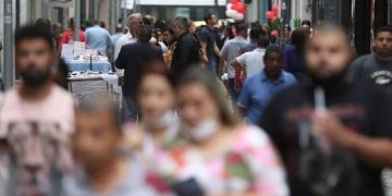 pessoas na rua andando cidade brasil pais