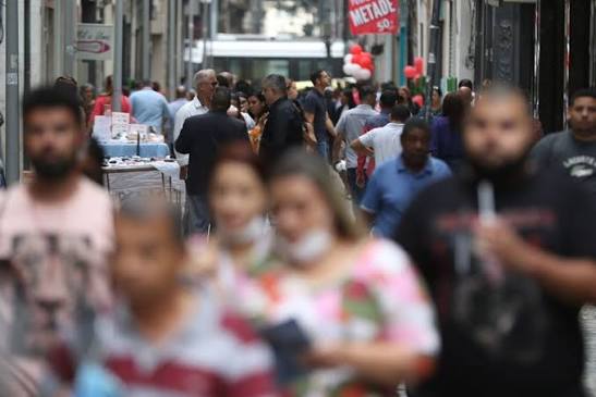 pessoas na rua andando cidade brasil pais