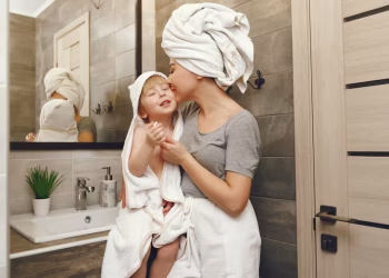 banho mae e filha creme criança
