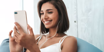 mulher ouvindo musica