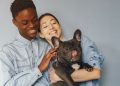 casal com seu pet