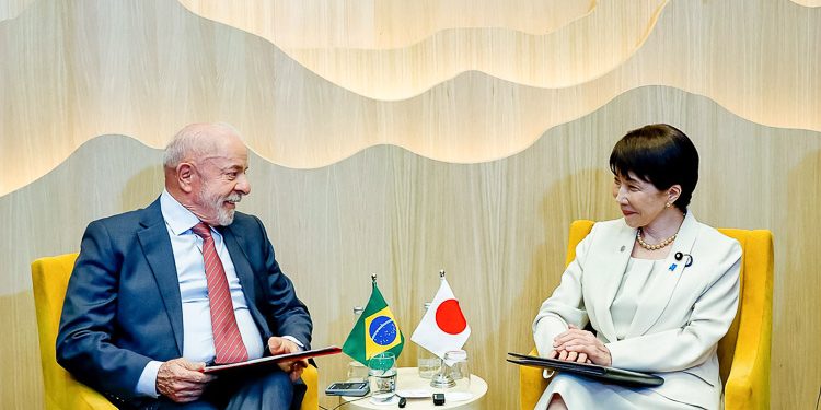Lula em reunião com a primeira-ministra do Japão, Sanae Takaichi (Foto: Ricardo Stuckert/PR)