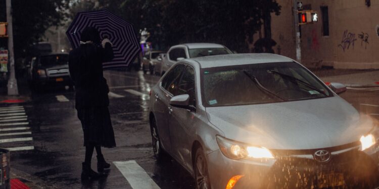Chuva danificar pintura carros prédios