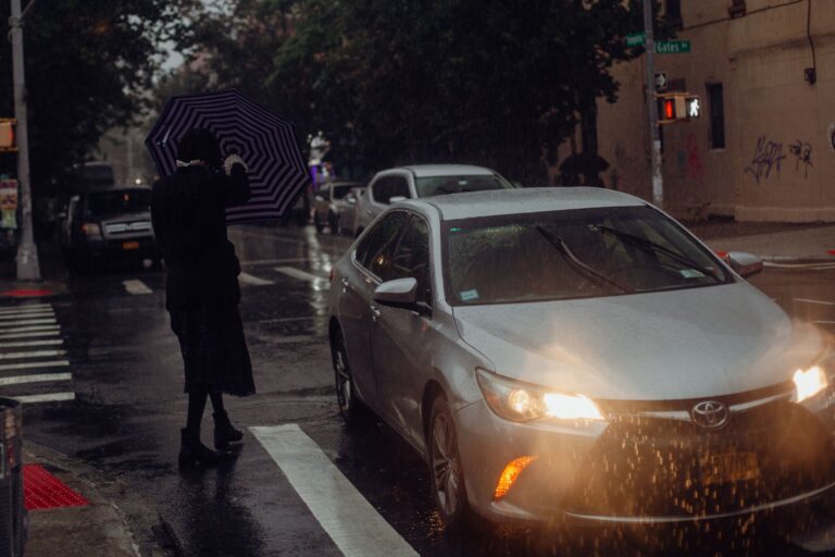 Chuva danificar pintura carros prédios