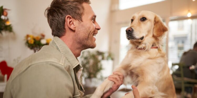 homem com seu cachorro