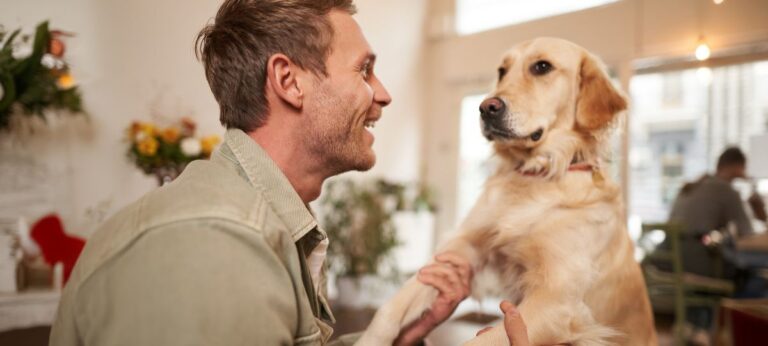 homem com seu cachorro