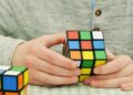 Menina começou resolver cubo mágico