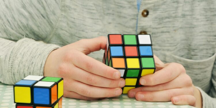 Menina começou resolver cubo mágico