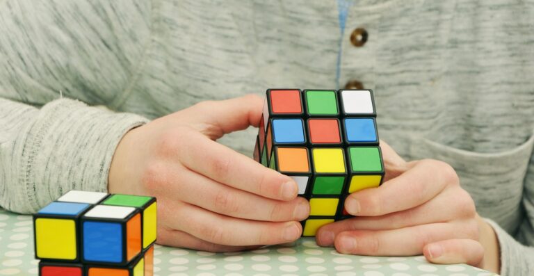 Menina começou resolver cubo mágico