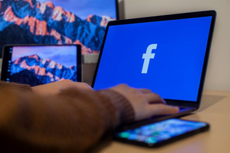 Mulher entra grupo homens graça