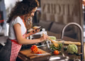 mulher cozinhando