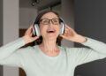 mulher ouvindo música