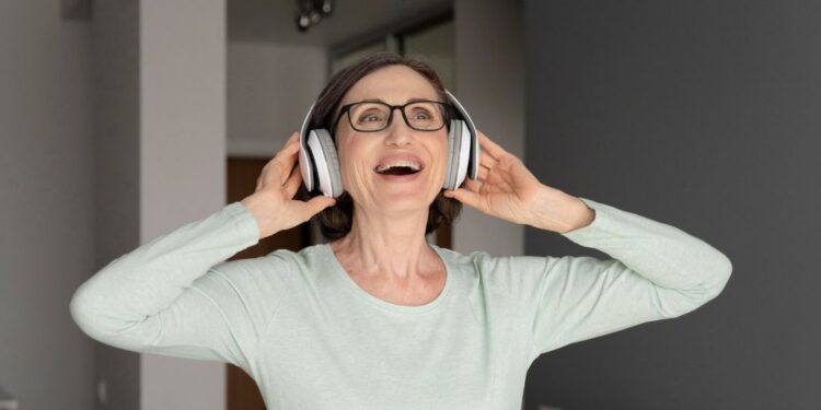 mulher ouvindo música