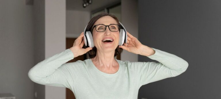 mulher ouvindo música