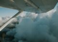 Mulher sobe novamente asa avião