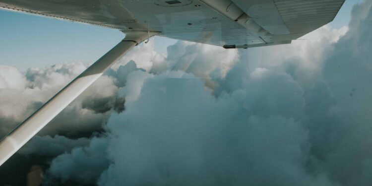 Mulher sobe novamente asa avião
