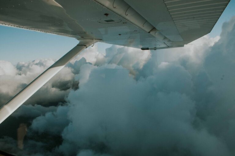 Mulher sobe novamente asa avião