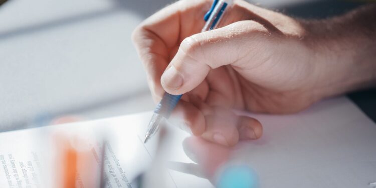 Escritor passa autografando páginas entrarem