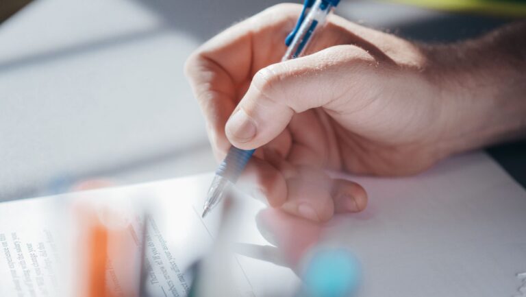 Escritor passa autografando páginas entrarem