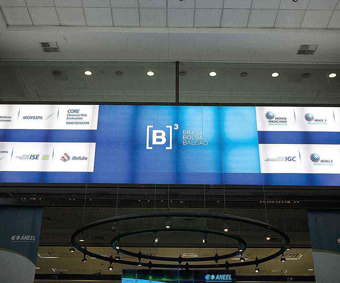 Ibovespa avança e fecha semana no azul