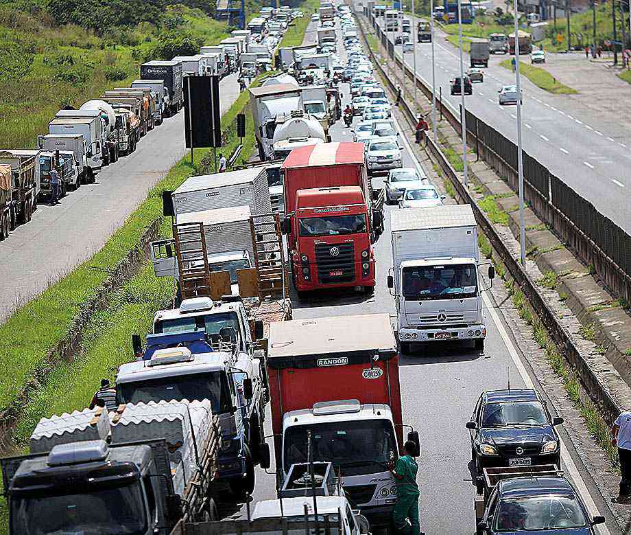 Paralisação dos caminhoneiros, em maio, prejudicou mais alguns setores/REUTERS/Ueslei Marcelino